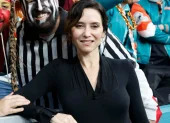 La agenda internacional de la presidenta madrileña coincide con cuestionamientos por la situación interna en la región.