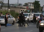 Agentes policiales resguardan el sitio del crimen en el norte de Guayaquil, donde fue asesinada Gabriela Triviño, funcionaria del SNAI.