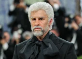 El cantante puertorriqueño apareció con prótesis hiperrealistas que simulaban arrugas, flacidez y manchas solares.