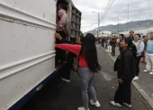 Los buseros paralizaron el servicio de transporte urbano en Quito este 5 de mayo de 2026. Las personas buscaron formas de llegar a sus destinos: viajaron en camiones, furgonetas, taxis.