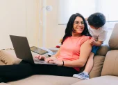 Para que le alcancen las horas para cumplir con ambas facetas, una madre tendrá que sacrificar la única dimensión que le queda, la personal.
