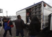 Personas abordan vehículos no convencionales en medio de la crisis del transporte urbano.