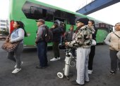 Usuarios en condiciones de salud vulnerables esperan largas filas ante la falta de buses en la capital ecuatoriana.