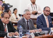 Ministros de Perú asistiendo a la Comisión de Defensa del Congreso de Perú para explicar el polémico proceso de compra de una flota de aviones, este lunes en Lima (Perú).
