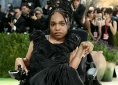 Aaron Rose Philip, modelo estadounidense, marca un hito de inclusión al desfilar en la gala con un estilo que desafía estereotipos en la industria.