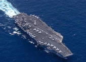 El USS George H.W. Bush (CVN 77) navega por el mar Arábigo mientras las fuerzas estadounidenses hacen cumplir el bloqueo naval contra Irán.