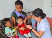 Brigadas recorren barrios y zonas rurales para completar esquemas de inmunización.