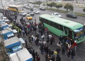 La falta de unidades de transporte público complicó la movilidad en varios sectores de Quito.