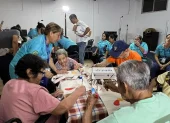 Profesionales enseñan arte a adultos mayores.