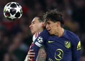 Riccardo Calafiori de Arsenal y Giuliano Simeone de Atlético de Madrid luchando la pelota.