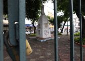 El monumento a la Madre, inaugurado en 1948, está en un parque del centro de Guayaquil cuyas puertas están cerradas con candados.