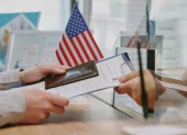 Usuarios realizan trámites en la Embajada de EE. UU., donde se aclaró que las deudas personales no afectan directamente la solicitud de visa.