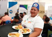 María Carranza sirve alimentos como parte del proyecto de seguridad alimentaria Manos que Alimentan este 28 de abril de 2026.