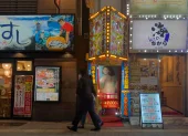 Una "sala voyeur" en el barrio rojo de Kabukicho, epicentro de la vida nocturna en Tokio y vinculado durante años a la Yakuza japonesa.