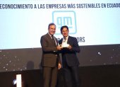 Representantes de General Motors Ecuador en la entrega del reconocimiento regional.