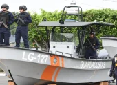 Estados Unidos entregó tres lanchas guardacostas a la Armada de Ecuador, como parte de un paquete de 12 embarcaciones, las cuales servirán para combatir el narcotráfico en altamar.