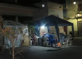Los comerciantes del mercado La Merced continúan organizando turnos y durmiendo en carpas durante las noches para impedir el ingreso de maquinaria al recinto.