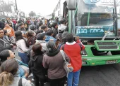 Movilidad. En Carapungo, decenas de personas abordaron un bus interparroquial, ante el paro de los urbanos.