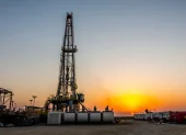 El proceso de fracking es es una técnica para extraer petróleo o gas que consiste en inyectar agua, arena y químicos a muy alta presión en formaciones de roca profunda para fracturarlas.