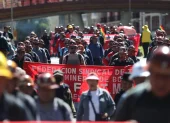 Integrantes de la Central Obrera Boliviana (COB) participan en una protesta contra la gestión del Gobierno este martes, en La Paz (Bolivia).