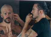 Bad Bunny durante el proceso de caracterización previo a su aparición en la Met Gala 2026.