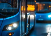Referencial. El conductor es grabado mientras lleva al bebé en el volante del bus en Quito.