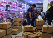 Entre lo incautado en el sector de La Bahía, en Guayaquil, había cosméticos y dispositivos médicos sin certificación sanitaria obligatoria.