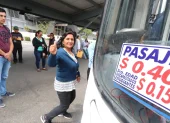 Usuarios del transporte urbano en Guayaquil abordan una unidad, en medio del debate por el nuevo esquema de pasajes diferenciados propuesto por el Municipio.