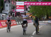 Jhonatan Narváez (c) competirá en el Giro de Italia 2026.