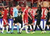 El árbitro portugués Joao Pinheiro y los reclamos de los jugadores del Bayern.
