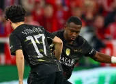 Willian Pacho (d.) durante la semifinal de vuelta de la Champions League ante el Bayern Munich.