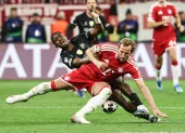 Willian Pacho y la pelea todo el partido ante Kane del Bayern.