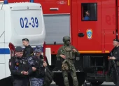 Agentes de policía hacen guardia cerca de la Plaza Roja en Moscú, Rusia, el 7 de mayo de 2026.