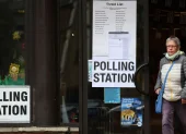 Una votante sale de un colegio electoral durante las elecciones locales en Londres, Gran Bretaña, el 7 de mayo de 2026.