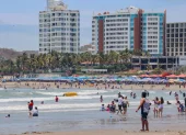 Turistas y familias aprovechan el feriado en la playa de Salinas, uno de los destinos más visitados durante los fines de semana largos en Ecuador.