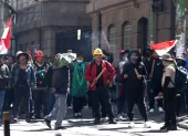 Manifestantes se enfrentan con la policía al intentar llegar a la sede de la Presidencia de Bolivia, este miércoles en La Paz (Bolivia).