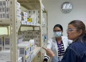 La vicepresidenta María José Pinto, cuando era también ministra de Salud, en la farmacia del Centro de Salud de Catamayo, en febrero 2026.