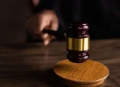 En los casos de daños causados por acciones u omisiones de funcionarios en el desempeño de sus cargos, muy pocas veces se activan los juicios de repetición, quedando en la impunidad.