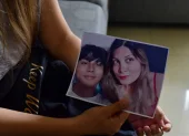 Tristeza. La madre de familia muestra una foto junto a su hijo Rick. El adolescente decidió quitarse la vida por sufrir bullying homofóbico, denuncia su madre.