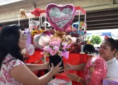Guayaquileños compran arreglos florales y detallitos para sus mamás.