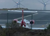 El avión ambulancia que traslada a dos personas contagiadas de hantavirus en el crucero MV Hondius desde Cabo Verde a Países Bajos.