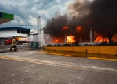Personal del Cuerpo de Bomberos de La Maná controlaron el incendio registrado en la gasolinera.