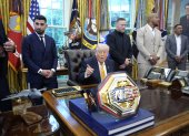 El presidente de Estados Unidos Donald Trump, junto a Ilia Topuria (i) y otros peleadores que competirán en la cartelera frente a la Casa Blanca.
