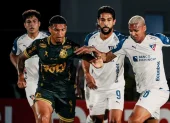 Deyverson (d.) disputa el balón con un jugador de Mirassol.