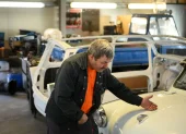 El especialista en coches clásicos y mecánico de Trabant, Glenn Kuschan, presenta dos Trabant históricos en su taller de Borkheide el 30 de septiembre de 2025.