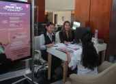 Una persona compra las entradas para la fiesta y comida que habrá en el Hilton Colón en Guayaquil, para celebrar el Día de la Madre.