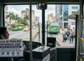 Referencial. Un aviso en las unidades urbanas informa sobre el debate en el Concejo Cantonal por el alza de pasajes en Guayaquil.