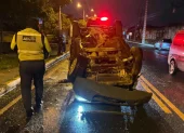 Un vehículo sufrió un accidente de tránsito en el carril de servicio del kilómetro 14,5 de la vía a la costa.