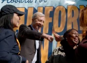 Campaña. El candidato demócrata a la gobernación de California, Tom Steyer, saluda a sus adeptos durante una conferencia de prensa a la que asistió junto a la actriz Jane Fonda.