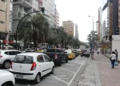 La avenida República de El Salvador, en el hipercentro, es una zona de alta actividad comercial.